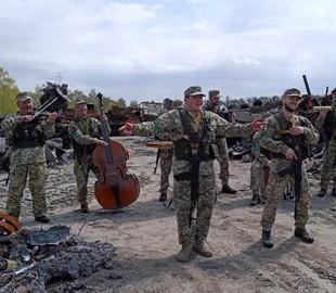 Українській військові записали пісню "Байрактар" на тлі знищеної техніки РФ