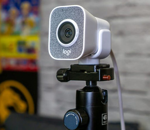 На Хмельниччині дівчину, яка оголялася на веб-камеру, засудили за створення порнографії