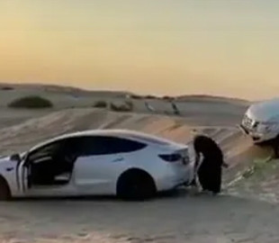 Электрокар Tesla Model 3 вытащил из песка внедорожник Nissan Patrol