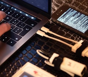 Хакеры научились взламывать любой iPhone