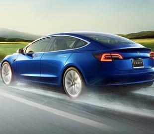 После обновления ПО Tesla Model 3 едет по треку быстрее Ferrari