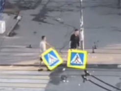 У Росії чоловіки знищили дорожні знаки, бо їх кольори нагадували прапор України