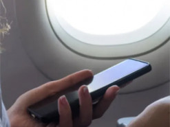 Загроза авіакатастрофи: чому завжди потрібно вмикати режим польоту на телефоні в літаках