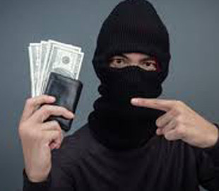 Чоловік перерахував 37 тисяч гривень невідомим, щоб «допомогти» родичці