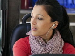 У тех, кто постоянно слушает музыку в наушниках, снижается слух и появляются серные пробки