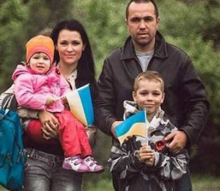 Рука з синьо-жовтою стрічкою: дружина загиблого бійця ЗСУ розповіла його історію