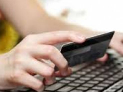 Мошенник обманывал людей, собирая деньги на карту своей матери