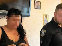 У Києві мати малолітніх дітей виготовляла порнографічні матеріали за їх участю