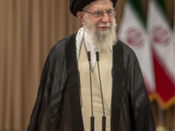 Готується до найгіршого: лідер Ірану сховався у бункері та відключив телефон — NYT