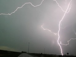 Игра на телефоне во время грозы погубила девочку