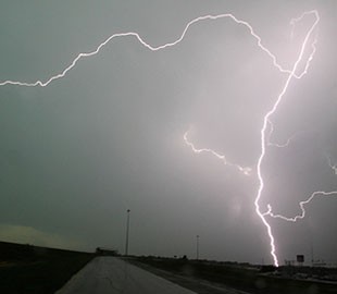 Игра на телефоне во время грозы погубила девочку