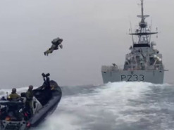 Как в Call of Duty: британские морпехи поразили сеть высадкой с ракетным ранцем