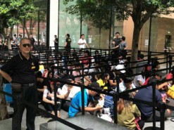 В Сингапуре за день до старта продаж новых iPhone выстроилась огромная очередь