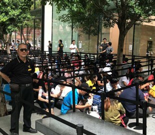 В Сингапуре за день до старта продаж новых iPhone выстроилась огромная очередь