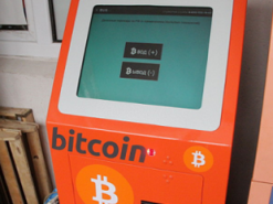 Мошенник обманул криптомат с помощью билетов банка приколов