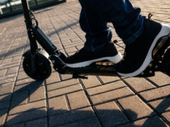 В Китае выпустили "умный самокат", который сам возвращается подзарядиться