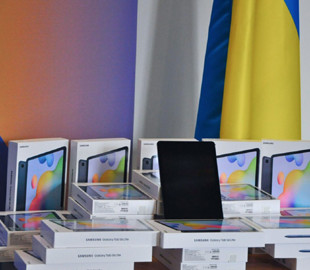 Японія передала Україні техніку для навчання в цифрових освітніх центрах