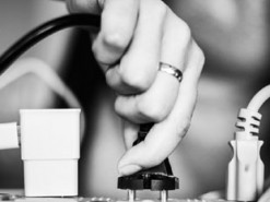 Які прилади краще залишати в розетці: економія зробить лише гірше