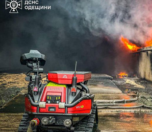 Робот-пожежник допомагає рятувальникам гасити вогонь в Україні