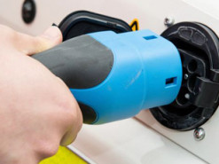 Toyota задумалась об электрической версии Land Cruiser