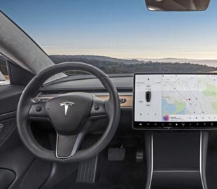 Автопилот Tesla не умеет поворачивать через встречку
