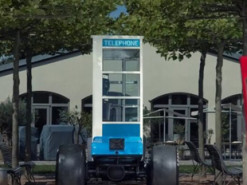 На продажу выставили таксофон-автомобиль