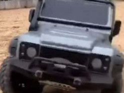 Сеть насмешила китаянка, которая отправляет за продуктами игрушечную машину