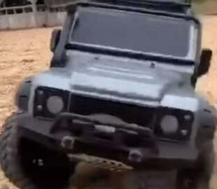 Сеть насмешила китаянка, которая отправляет за продуктами игрушечную машину