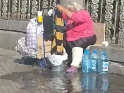 В Киеве женщина устроила стирку прямо возле Центрального ЖД-вокзала