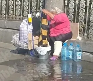 В Киеве женщина устроила стирку прямо возле Центрального ЖД-вокзала