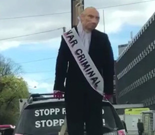 На вулицях Осло помітили опудало мертвого Путіна, яке їздить по місту