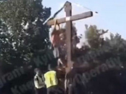 Сеть насмешил киевлянин, взобравшийся на крест, чтобы не достали полицейские