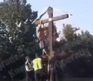 Сеть насмешил киевлянин, взобравшийся на крест, чтобы не достали полицейские