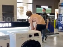 В Одессе мужчина разделся в магазине бытовой техники