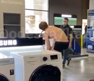 В Одессе мужчина разделся в магазине бытовой техники