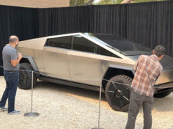 Tesla выпустит новый бортовой компьютер в следующем году