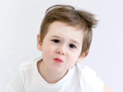 Сеть умилил любопытный малыш, увидевший зеркало