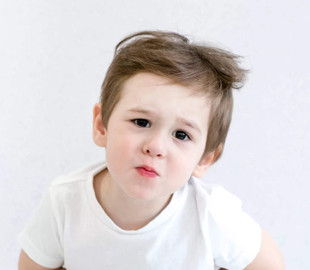 Сеть умилил любопытный малыш, увидевший зеркало