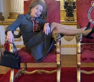 Не такая уж и "железная леди": Джиллиан Андерсон рассмешила курьезным фото со съемок "Короны"