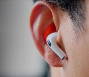 Владельцы AirPods жалуются на треск в наушниках