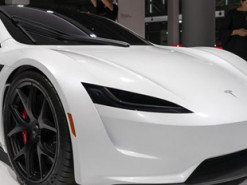 Илон Маск отложил выход Tesla Roadster