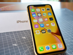 Apple продолжает навязывать iPhone XR пользователям