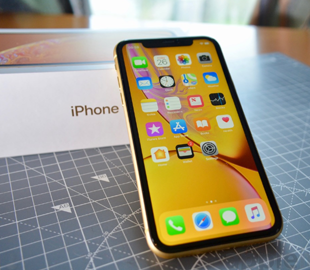 Apple продолжает навязывать iPhone XR пользователям