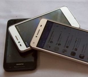 Специалисты не рекомендуют оставлять на ночь смартфон рядом с кроватью