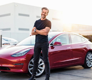 Главный дизайнер Tesla раскритиковал Apple и сказал, что от неё нечего ждать