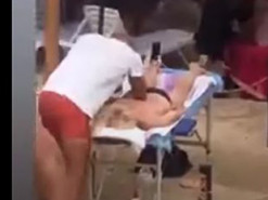 Курьез: Невозмутимый массажист попал на видео во время шторма в Кирилловке и стал «звездой» Сети