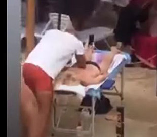 Курьез: Невозмутимый массажист попал на видео во время шторма в Кирилловке и стал «звездой» Сети