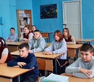 В школах РФ детям проводят уроки оправдания войны в Украине и о “фейках” в интернете