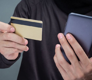 Інтернет-шахраї маскуються під програми фінансової допомоги: поліція закликає українців бути розсудливими