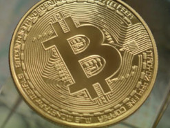 Энтузиаст майнит криптовалюту на электромобиле Tesla и зарабатывает на этом до $800 в месяц